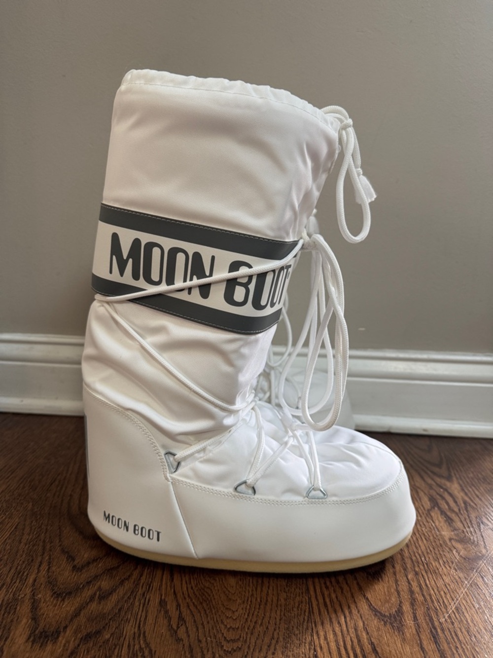 Authentic Moon Boot Classic Icon – White | Size Large (US 10-11.5)